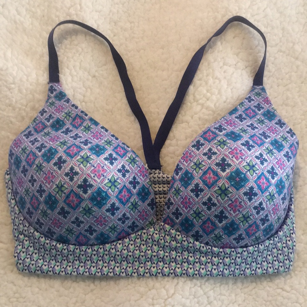 Victoria Secret lightly lined plunge bra- wireless